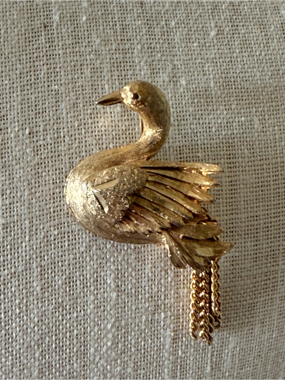 Vintage Gold Swan Bird Brooch Pin - Elegant Gold-Tone Accent